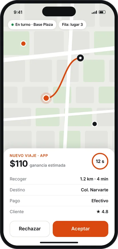 App del chofer: nuevo viaje con ganancia estimada, distancia, destino y forma de pago, y lugar en la fila.