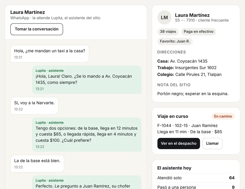 Conversación por WhatsApp atendida por Lupita, la asistente del sitio: toma el pedido, ofrece taxi de la base o llegada rápida y asigna al chofer; a un lado, la ficha del cliente y el viaje en curso.