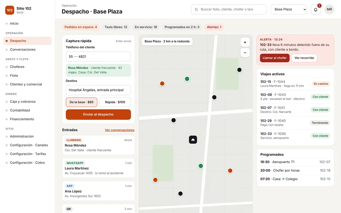 Panel del sitio en la pantalla de despacho: pedidos que entran por llamada, WhatsApp, app y QR, mapa en vivo con los taxis y viajes activos.