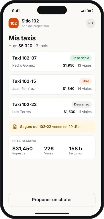 App del propietario: sus tres taxis con su chofer, estado e ingresos del día, y aviso de seguro por vencer.